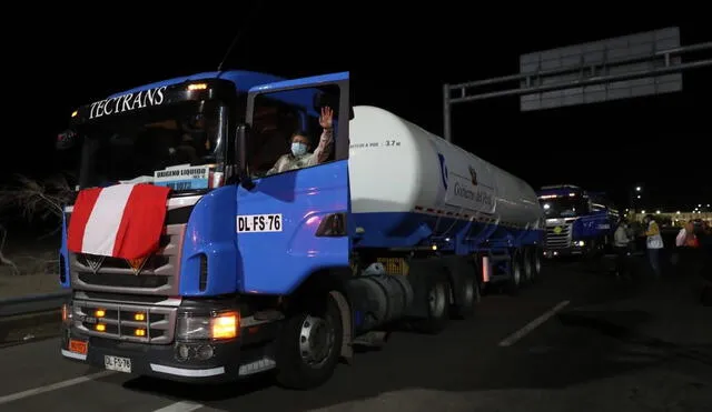 Camiones con oxígeno desde Chile llegan a Tacna. Foto: Mindef