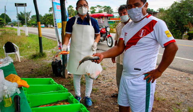 Los municipios de Santo Domingo de Anda y Luyando entregaron 11 toneladas de alimento para peces. Foto: Devida