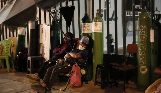 Las personas se preparan para dormir en los exteriores mientras aguardan su turno. Foto: Antonio Melgarejo/La República