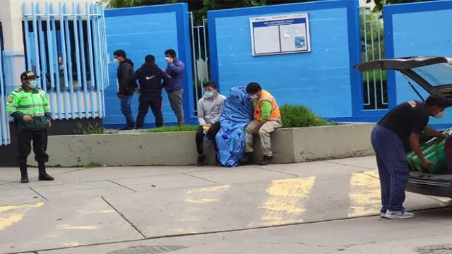 Familiares de exautoridad de Omacha esperaron en la puerta del hospital EsSalud Cusco. Foto: La República