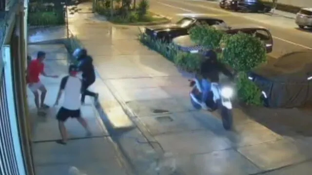 Padre e hijo esperaban junto a sus mascotas la llegada de un pedido por delivery. Foto: captura de Canal N