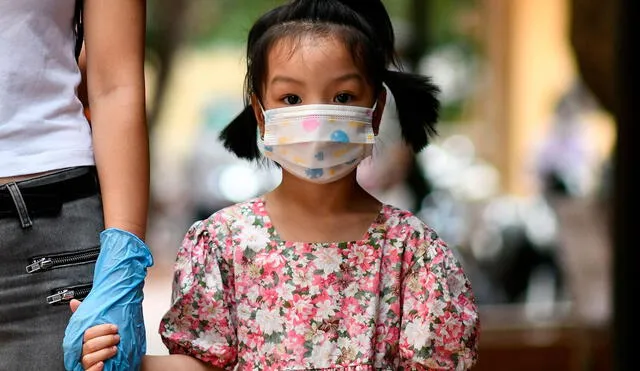 La vacunación infantil es necesaria, ya que, si bien no suelen presentar síntomas graves, pueden transmitir el virus. Foto: AFP