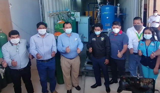El gobernador regional de Ucayali (al centro), Francisco Pezo, en la instalación de la planta de producción de oxígeno medicinal en Aguaytía. Foto: Ángel Paez/La República