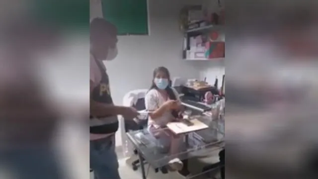 Ella atendía en un centro médico del distrito, hacía exámenes y firmaba resultados. Foto: captura América tv