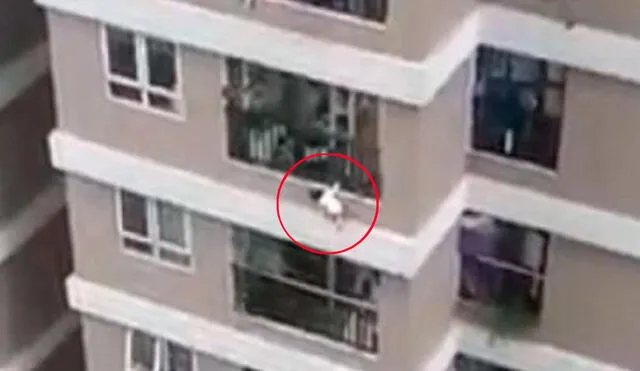 La niña trepó por los barrotes del balcón y se quedó colgada en la parte exterior del departamento. Foto: EFE
