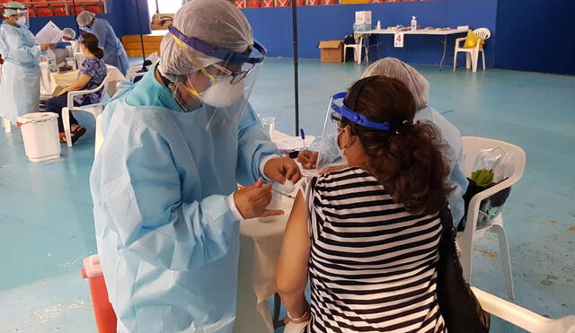 Inmunizaciones se realizaron en el coliseo Manuel Bonilla de Miraflores. Foto: Deysi Portuguez/ URPI-GLR