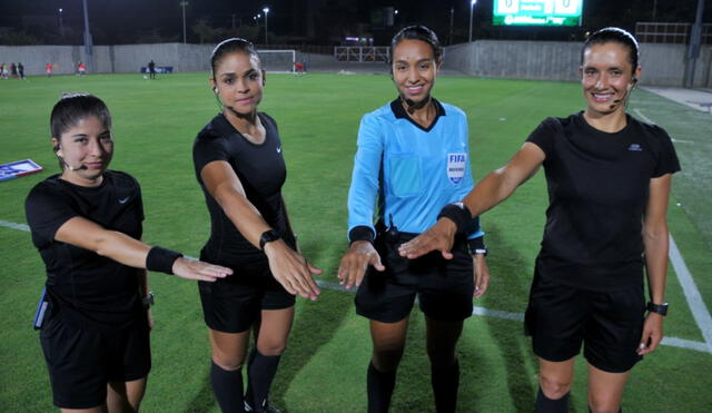 Por primera vez en el fútbol colombiano, cuatro mujeres arbitraron un partido masculino. Foto: AFP