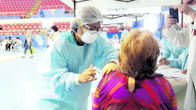Protegidos. El proceso de inmunización continuó ayer con el personal administrativo de los hospitales. En Lima fue el turno del Casimiro Ulloa. Foto: difusión