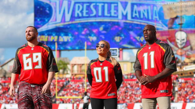 Superestrellas de WWE visitando la sede de Wrestlemania 37. Foto: WWE