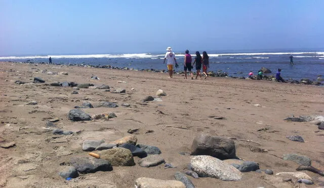 Los bañistas no deben nadar alejados de la orilla para prevenir incidentes. Foto: La República