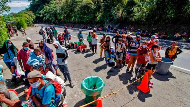 Migrantes venezolanos usan mascarillas mientras hacen cola para recibir alimentos y medicinas de miembros de la Cruz Roja en una carretera en Cúcuta, Colombia. Foto: AFP