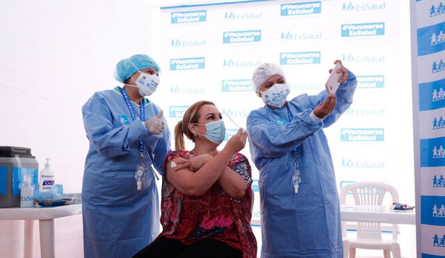 Fiorella Molinelli fue inmunizada contra el nuevo coronavirus. Foto: Antonio Melgarejo /La República