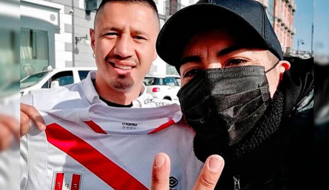 Gianluca Lapadula recibió la camiseta peruana en la ciudad de Nápoles. Foto: Instagram/@Chapones_86