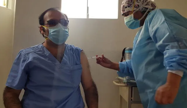Médico del Hospital Loayza recibe segunda dosis de vacuna contra la COVID-19. Foto: Johann Klug / URPI-GLR