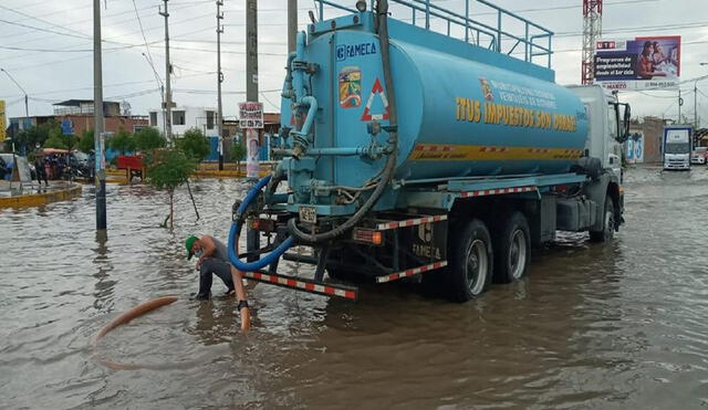 Cisternas retiran charcos de agua producto de las lluvias. Foto: Facebook