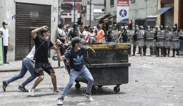 Ambulantes y fiscalizadores se enfrentan en los alrededores de Mesa Redonda. Foto: Aldair Mejía / La República