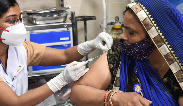 Las dos primeras etapas de vacunación comprenden a 10 millones de sanitarios y 20 millones de trabajadores de la primera línea. Foto: EFE
