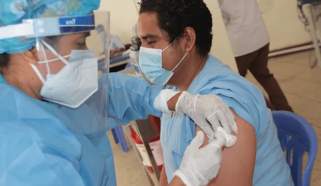 El personal médico de EsSalud actualmente está recibiendo la vacuna contra el coronavirus. Foto: La República/Reneyro Guerra