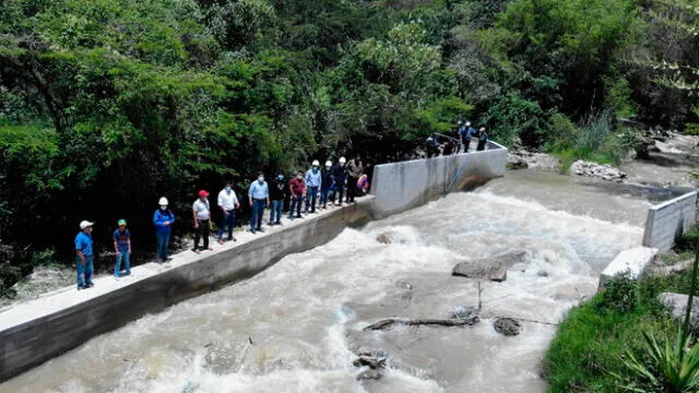 Autoridades y pobladores en la inauguración de la bocatoma del canal de riego de Nuñumabamba. Foto: Municipalidad de Cajabamba.
