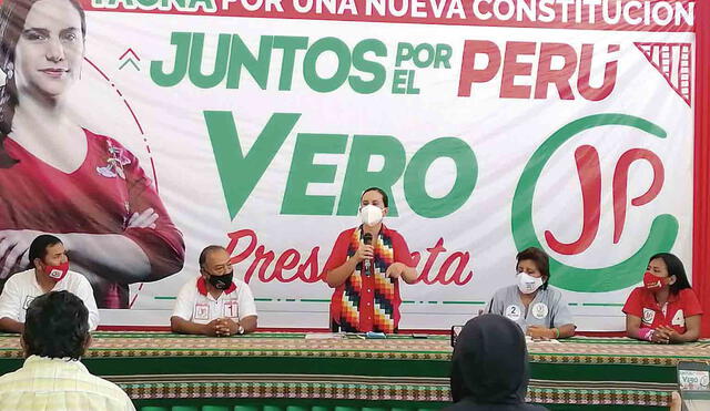 Firma. Candidata de Juntos por el Perú en Tacna firma compromiso para cambiar la constitución de 1993.