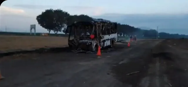 Extorsionadores quemaron bus en un paraje desolado de Chocope. Foto: Facebook Unidos por Paiján