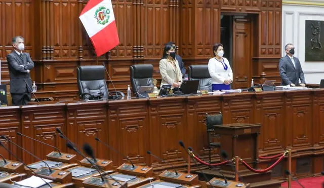 Miembros de la Mesa Directiva se pusieron de pie durante el minuto de silencio por muerte del congresista Hipólito Chaiña. Foto: Congreso
