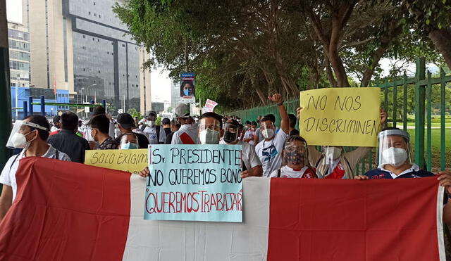 Trabajadores de casinos y tragamonedas toman las calles para solicitar que reactiven su rubro. Foto: Mary Luz Aranda / URPI-GLR