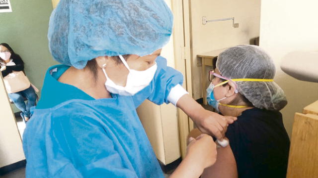 Este jueves se suministró la vacuna a 46 profesionales de la salud en Arequipa. Foto: La República.