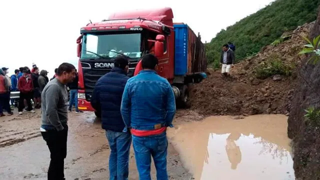 Deslizamiento de lodo cayó sobre tráiler y pase vehicular quedó suspendido. Foto: Radio Ilusión