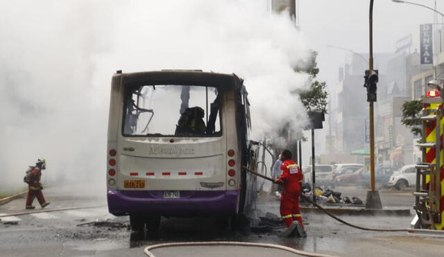 Bomberos intentan controlar el fuego del bus del Corredor Morado. Foto: Gian Masco