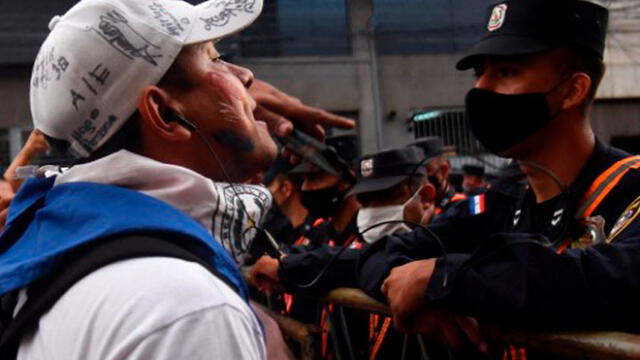 Un manifestante se enfrenta a un policía durante una protesta contra la corrupción y las carencias del sistema de salud. Foto: AFP