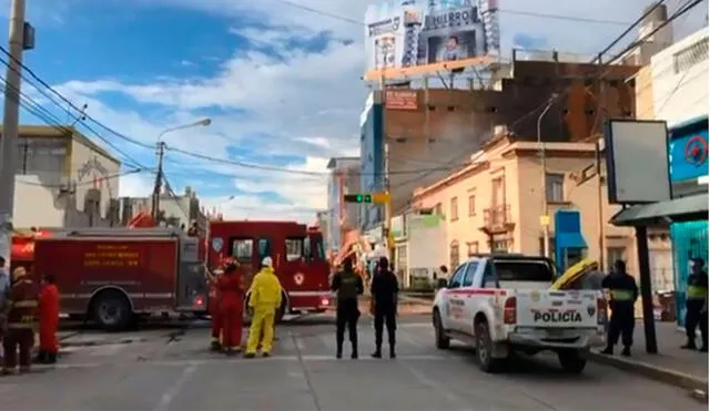 Bomberos y efectivos llegaron hasta la cuadra 14 de la av. Luis Gonzales para apagar el fuego. Foto: Captura de vídeo