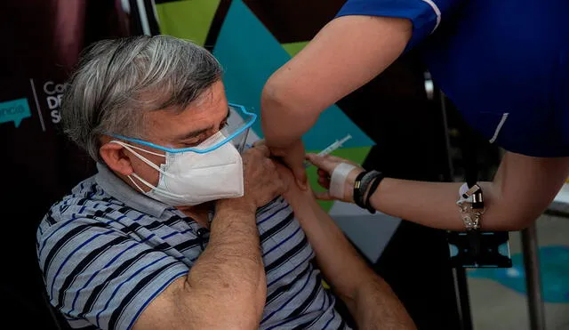 Más de 2 millones de personas mayores de 60 años han recibido la vacuna contra el coronavirus en Chile. Foto: EFE