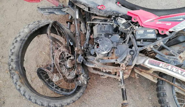 Motocicleta en la que se movilizaba el funcionario edil quedó destrozada. Foto: Mi Querido Chepén