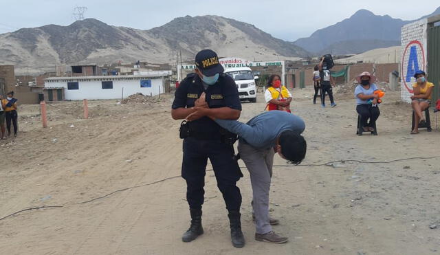 Agentes policiales de Alto Trujillo enseñaron con reducir a los delincuentes. Foto: PNP