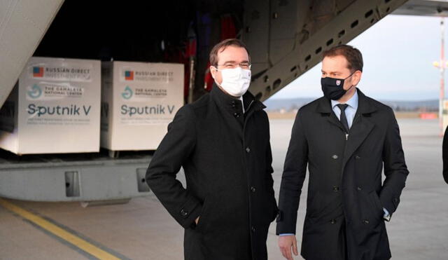 El primer ministro, Matovic, (derecha) y el ministro de Salud de Eslovaquia supervisando el desembarque del primer lote de 200.000 dosis de la Sputnik V. Foto: AP