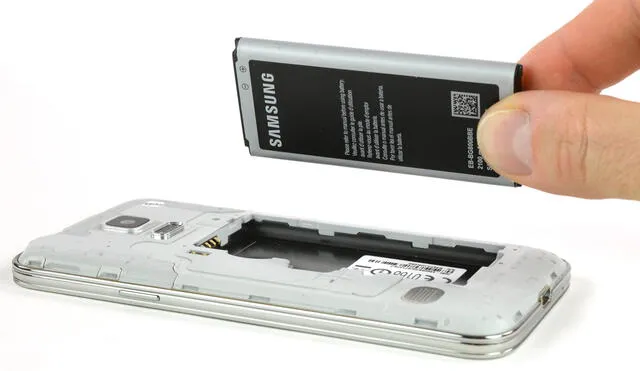 Quitar la batería extraíble implica también la eliminación de la cubierta posterior. Foto: CNET en español