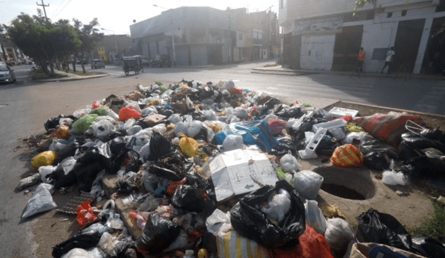 Residuos sólidos acumulados permanecen en diferentes sectores de la ciudad de Chiclayo. Foto: La República