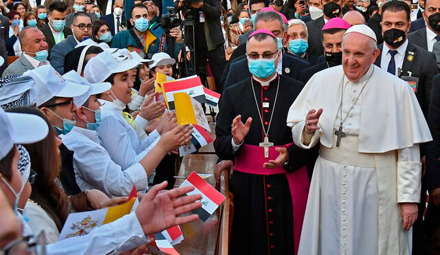 El Papa Francisco es recibido por niños a su llegada a la Catedral de San José de Bagdad en el segundo día de la primera visita papal a Irak. Foto: AFP
