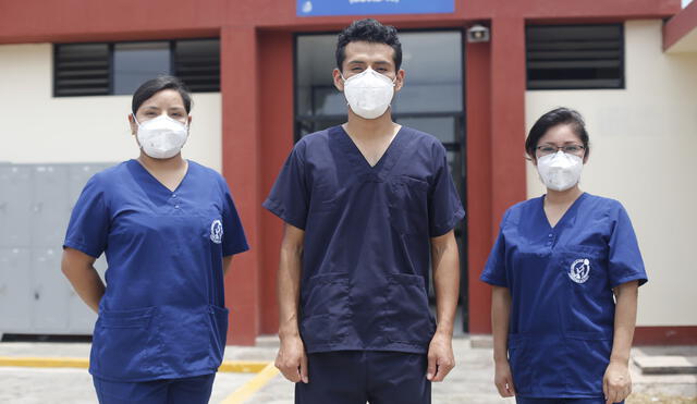 Rosario Rojas, César García y Sofía Espinoza, profesionales del INS. Durante la semana se confinan en un local de Punta Rocas, al sur de Lima. Fotografía: Carlos Felix Contreras Merino