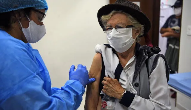 Ancianos fueron incluidos en la primera fase de la vacunación contra el coronavirus. Foto: Andina