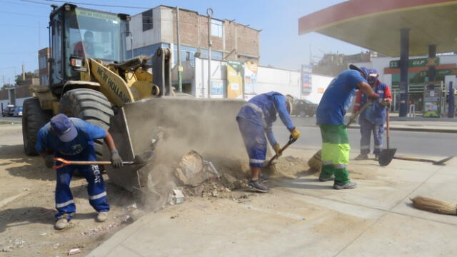 Unos 120 trabajadores del Segat limpiaron la avenida Villarreal. Foto: MPT