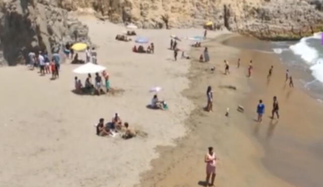 Adultos y menores de edad ingresaron al mar y hasta colocaron sombrillas en la zona de arena. Foto: captura de Latina Noticias