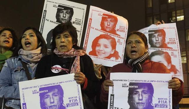 Madre de Solsiret Rodríguez y activistas feministas acompañándola. Foto: FB Rosario Aybar