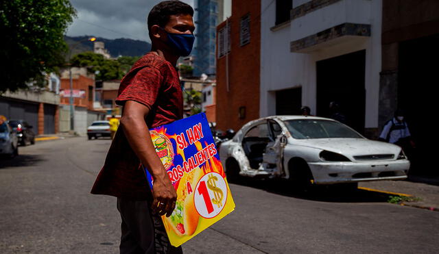 Incluso perros calientes son vendidos en Venezuela en dólares. Ante esta situación Maduro ha optado por entregar una serie de bonos a quienes tengan el llamado Carnet de la Patria. Foto: EFE