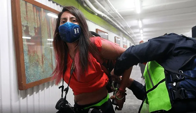 Los hechos ocurrieron en el interior de la estación de Hidalgo, en el centro de la capital, cuando las fotógrafas seguían una marcha de mujeres que pintaron las instalaciones del suburbano. Foto: EFE
