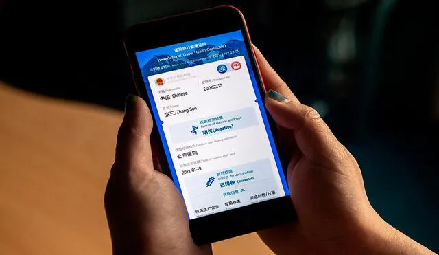 La aplicación incluye un código QR confidencial que ya es aplicada en China para acceder al transporte nacional y a muchos espacios públicos. Foto: AFP