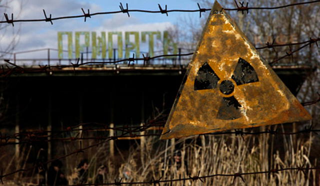 Un letrero de "radioactivo" en un alambre de púas fuera de un café en Pripyat, una ciudad abandonada dentro de la Zona de Exclusión de Chernobyl. Foto: VOA
