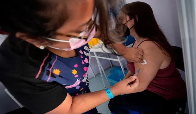 Chile pasó de ser uno de los más golpeados del mundo por la pandemia de coronavirus a ser líder indiscutible de la vacunación en Latinoamérica. Foto: EFE