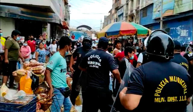 Ambulantes se enfrentaron con policías municipales en exteriores de mercado. Foto: captura de vídeo